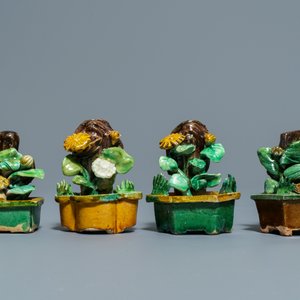 Une collection de groupes en biscuit émaillé vert, Chine, Kangxi — photo 2