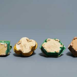 Une collection de groupes en biscuit émaillé vert, Chine, Kangxi — photo 4