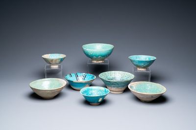 Une collection de huit bols en céramique à émail turquoise, Moyen-Orient, 13ème et après