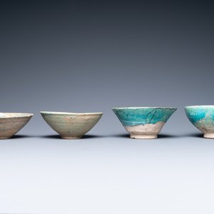 Une collection de huit bols en céramique à émail turquoise, Moyen-Orient, 13ème et après — photo 4