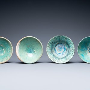 Une collection de huit bols en céramique à émail turquoise, Moyen-Orient, 13ème et après — photo 6