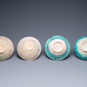 Une collection de huit bols en céramique à émail turquoise, Moyen-Orient, 13ème et après — photo 7