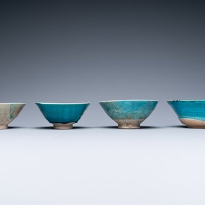Une collection de huit bols en céramique à émail turquoise, Moyen-Orient, 13ème et après — photo 9