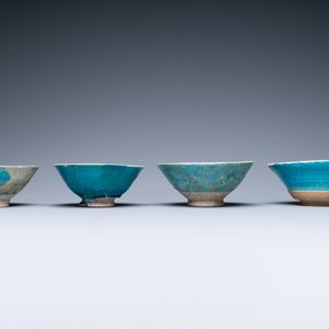 Une collection de huit bols en céramique à émail turquoise, Moyen-Orient, 13ème et après — photo 10
