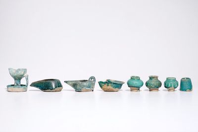 Une collection de lampes à huile et pots en céramique islamique turquoise, e.a. Raqqa, 13ème et après