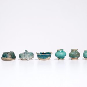 Une collection de lampes à huile et pots en céramique islamique turquoise, e.a. Raqqa, 13ème et après — photo 4
