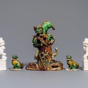 Une collection de lions bouddhistes en porcelaine blanc de Chine et biscuit famille verte, Kangxi — photo 2