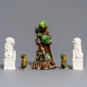 Une collection de lions bouddhistes en porcelaine blanc de Chine et biscuit famille verte, Kangxi — photo 5