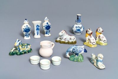Une collection de miniatures en faïence de Delft, 18ème