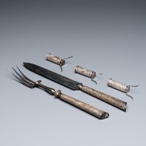 Une collection de miniatures, une boîte à poudre et un ornement de table en argent, Chine, 19/20ème — photo 11