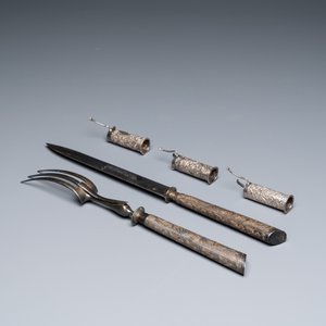 Une collection de miniatures, une boîte à poudre et un ornement de table en argent, Chine, 19/20ème — photo 12
