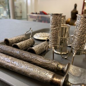 Une collection de miniatures, une boîte à poudre et un ornement de table en argent, Chine, 19/20ème — photo 17