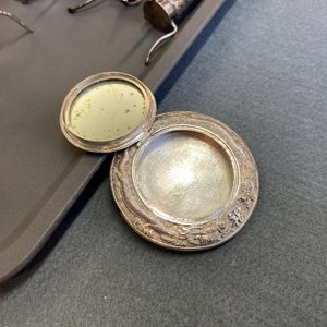 Une collection de miniatures, une boîte à poudre et un ornement de table en argent, Chine, 19/20ème — photo 19