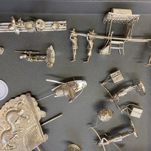 Une collection de miniatures, une boîte à poudre et un ornement de table en argent, Chine, 19/20ème — photo 20