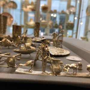 Une collection de miniatures, une boîte à poudre et un ornement de table en argent, Chine, 19/20ème — photo 22