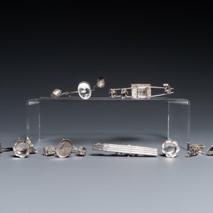 Une collection de miniatures, une boîte à poudre et un ornement de table en argent, Chine, 19/20ème — photo 10
