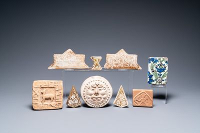 Une collection de neuf carreaux dont certains en relief ou aux reflets métalliques, e.o. Damas et Kashan, 14ème et après