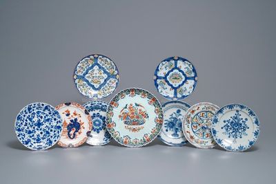 Une collection de neuf plats et assiettes en faïence de Delft polychrome et en bleu et blanc, 18ème