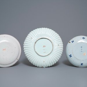 Une collection de neuf plats et assiettes en faïence de Delft polychrome et en bleu et blanc, 18ème — photo 3