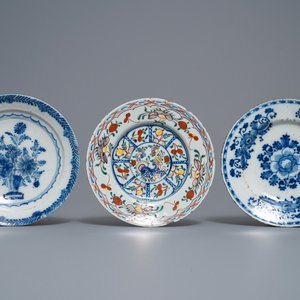 Une collection de neuf plats et assiettes en faïence de Delft polychrome et en bleu et blanc, 18ème — photo 4