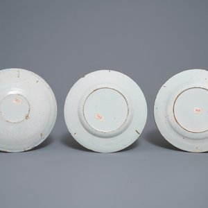 Une collection de neuf plats et assiettes en faïence de Delft polychrome et en bleu et blanc, 18ème — photo 5