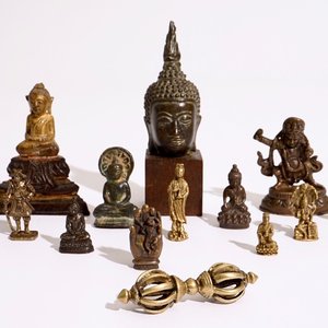 Une collection de petites figures en bronze, Inde, Népal, Tibet, Japon, 18/20ème — photo 1