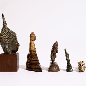Une collection de petites figures en bronze, Inde, Népal, Tibet, Japon, 18/20ème — photo 3