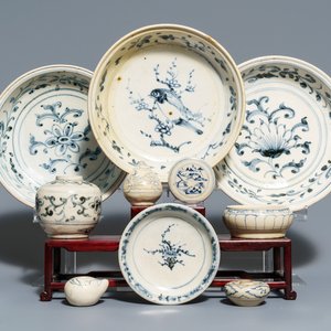 Une collection de pièces en grès porcelaineux bleu et blanc de l'épave Hoi An, Annam, Vietnam, 14/15ème — photo 1