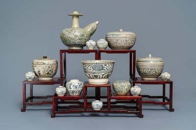Une collection de pièces en grès porcelaineux bleu et blanc, dont épave Hoi An, Annam, Vietnam, 14/15ème