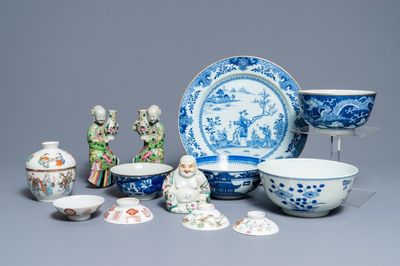 Une collection de porcelaines de Chine famille rose et bleu et blanc dont 'Bleu de Hue', 18/19ème