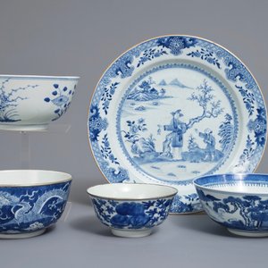 Une collection de porcelaines de Chine famille rose et bleu et blanc dont 'Bleu de Hue', 18/19ème — photo 7