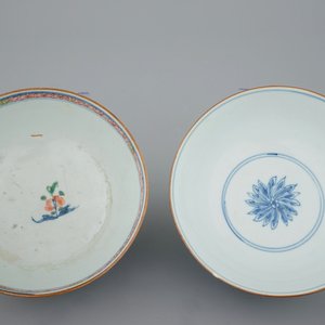 Une collection de porcelaines de Chine famille rose, Imari et bleu et blanc, époque Qianlong, 18ème — photo 7