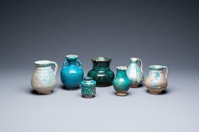 Une collection de sept vases et verseuses en céramique à émail turquoise, Moyen-Orient, 13ème et après