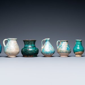 Une collection de sept vases et verseuses en céramique à émail turquoise, Moyen-Orient, 13ème et après — photo 4
