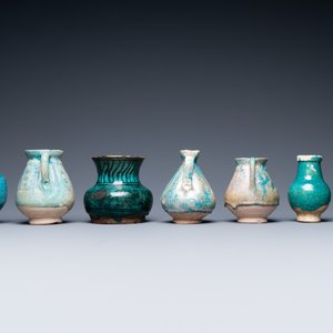Une collection de sept vases et verseuses en céramique à émail turquoise, Moyen-Orient, 13ème et après — photo 5