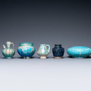 Une collection de sept vases et verseuses en céramique à émail turquoise, Moyen-Orient, 13ème et après — photo 2