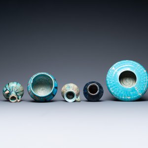 Une collection de sept vases et verseuses en céramique à émail turquoise, Moyen-Orient, 13ème et après — photo 6