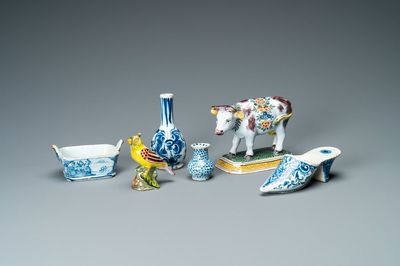 Une collection de six pièces en faïence de Delft en bleu et blanc et polychrome, 18/19ème
