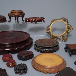 Une collection de socles en bois sculpté et bronze doré, Chine, 19/20ème — photo 2