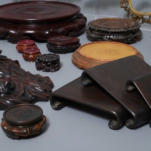 Une collection de socles en bois sculpté et bronze doré, Chine, 19/20ème — photo 4