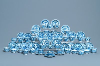 Une collection de tasses et soucoupes en porcelaine de Chine en bleu et blanc, 19ème