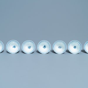 Une collection de tasses et soucoupes en porcelaine de Chine en bleu et blanc, 19ème — photo 14