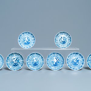 Une collection de tasses et soucoupes en porcelaine de Chine en bleu et blanc, 19ème — photo 2