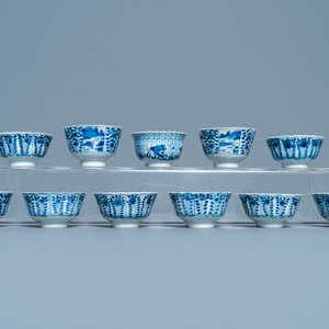 Une collection de tasses et soucoupes en porcelaine de Chine en bleu et blanc, 19ème — photo 22