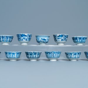 Une collection de tasses et soucoupes en porcelaine de Chine en bleu et blanc, 19ème — photo 24
