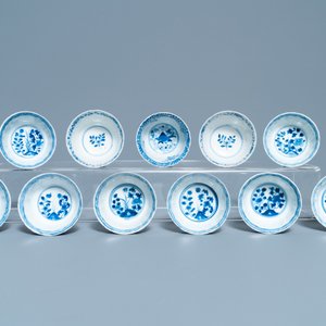 Une collection de tasses et soucoupes en porcelaine de Chine en bleu et blanc, 19ème — photo 26