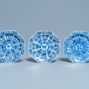 Une collection de tasses et soucoupes en porcelaine de Chine en bleu et blanc, 19ème — photo 8