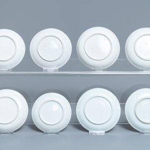 Une collection de tasses et soucoupes en porcelaine de Chine famille rose, Yongzheng/Qianlong — photo 3