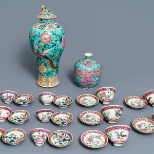 Une collection de tasses et soucoupes et un vase en porcelaine de Chine pour le marché Peranakan ou Straits, 19ème — photo 1