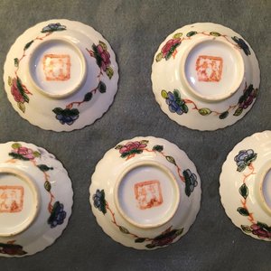 Une collection de tasses et soucoupes et un vase en porcelaine de Chine pour le marché Peranakan ou Straits, 19ème — photo 32